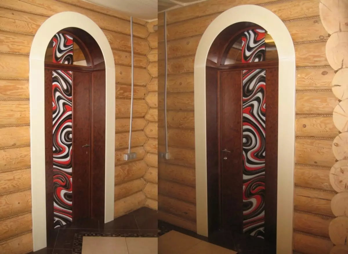 Uși arcuite într-o casă de lemn