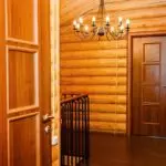 Katera notranja vrata je bolje namestiti v leseno hišo: Nasveti za izbiro in faze namestitve