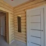 Vilka inre dörrar är bättre att installera i ett trähus: Tips om att välja och stadier av installationen