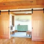 چه درب های داخلی بهتر است در یک خانه چوبی نصب کنید: راهنمایی در مورد انتخاب و مراحل نصب