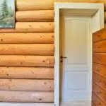 מה דלתות הפנים עדיפות להתקין בבית עץ: טיפים על בחירה ושלבים של ההתקנה