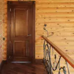 एक लकड़ी के घर में स्थापित करने के लिए आंतरिक दरवाजे बेहतर हैं: स्थापना के चयन और चरणों पर सुझाव