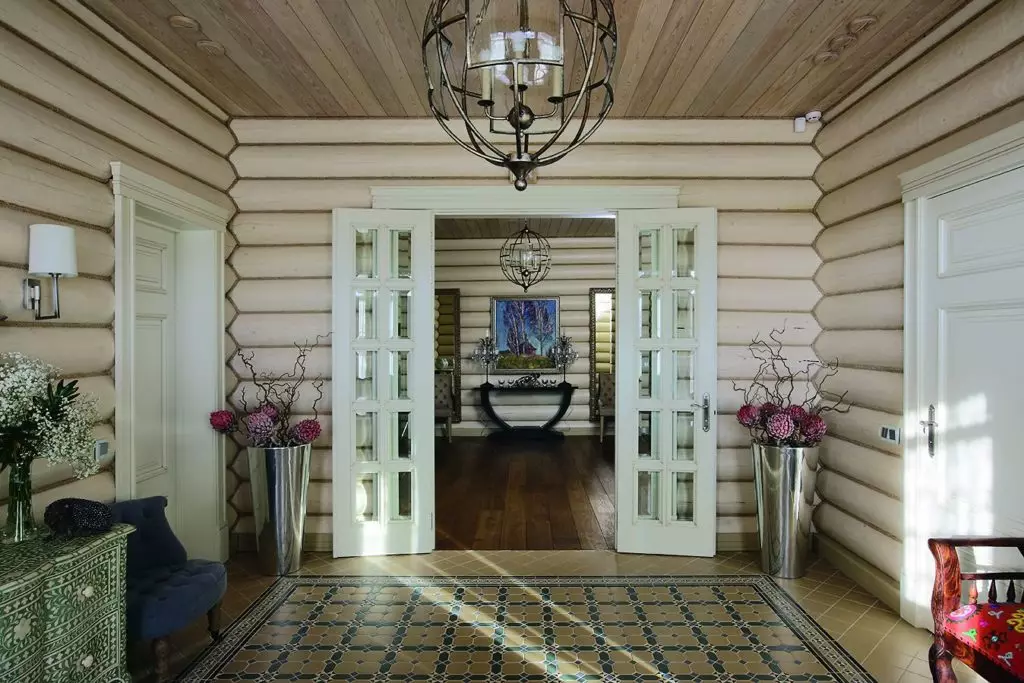 Dveře interiérů v dřevěném domě
