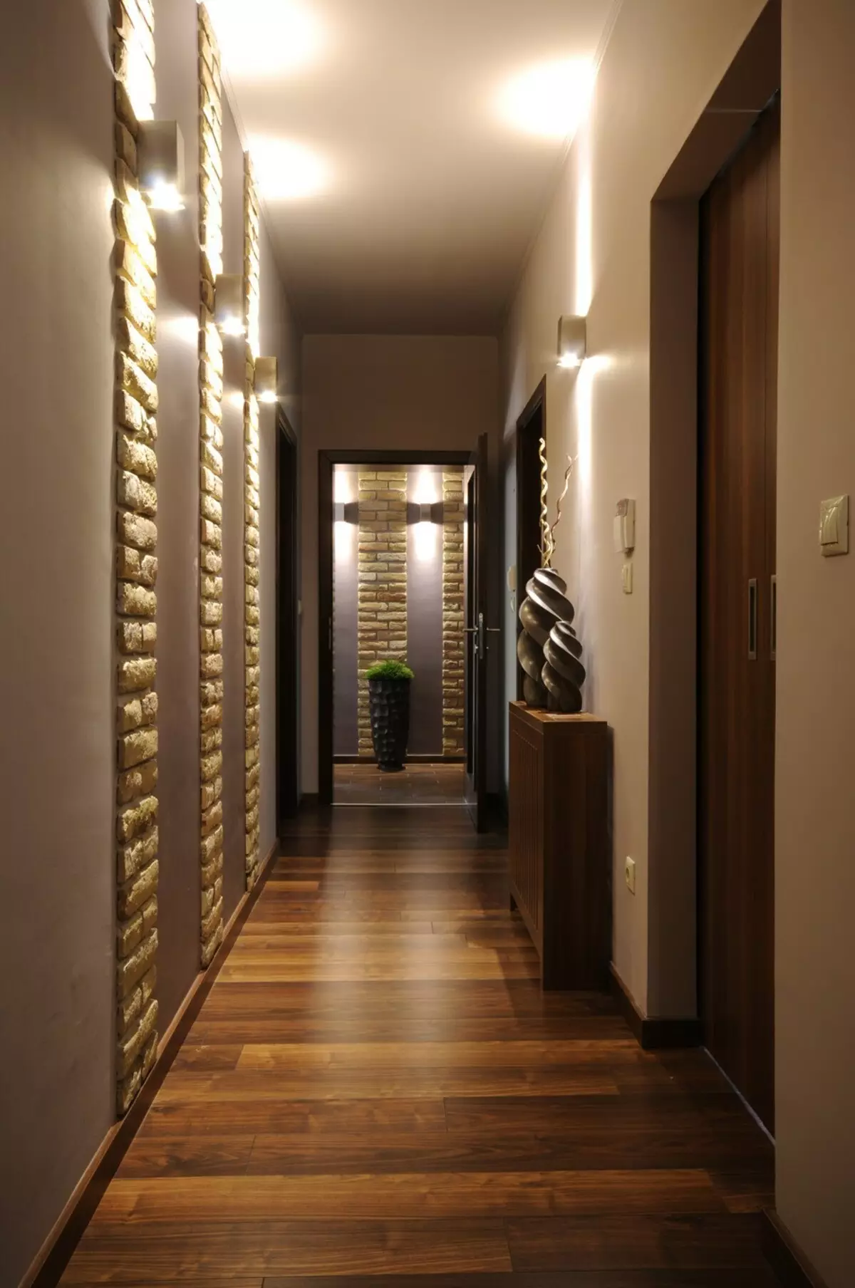Поставь свет в коридоре