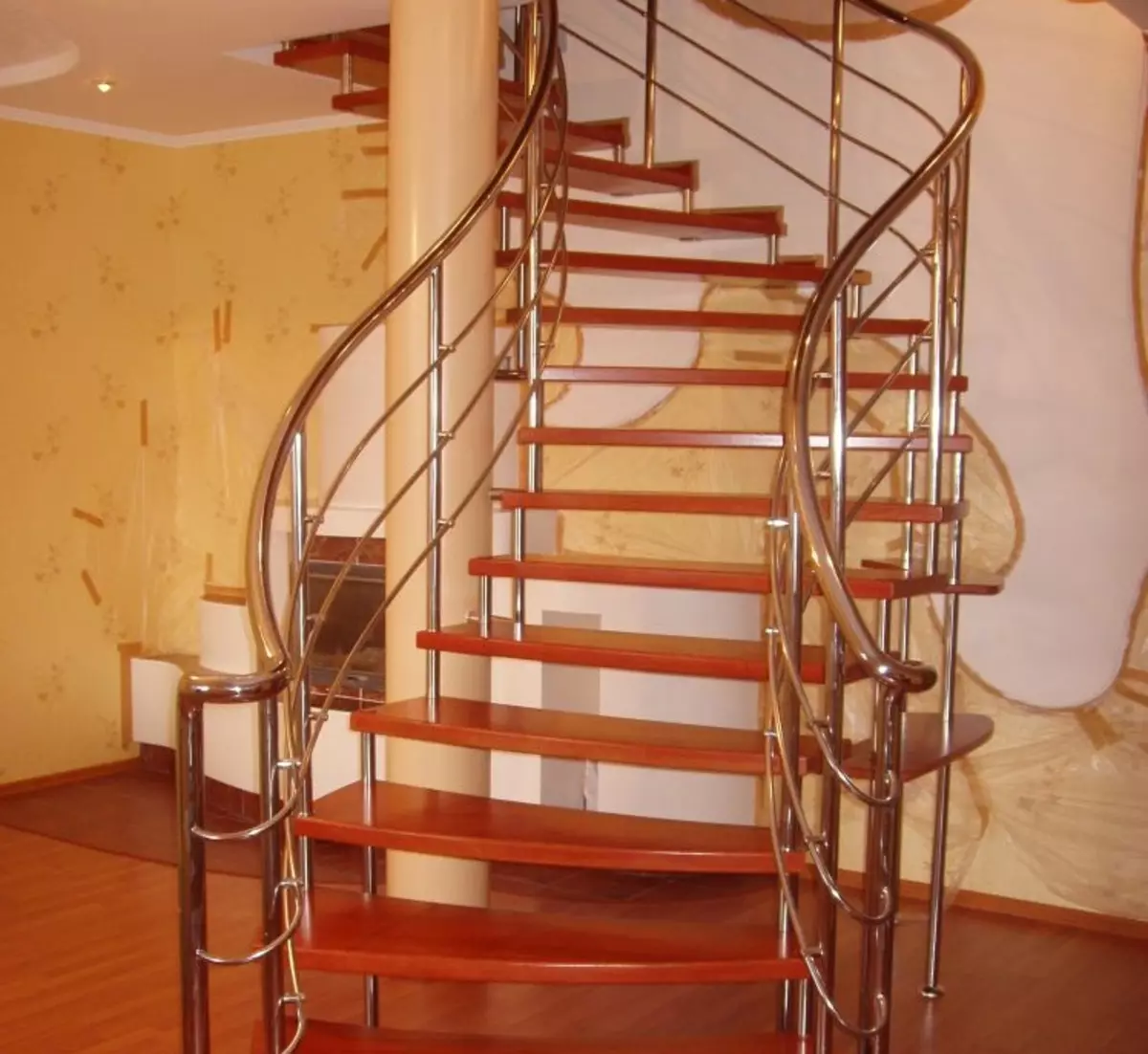 Ruostumattomasta teräksestä valmistetut portaat: Lajit ja edut [tarvittavat komponentit]