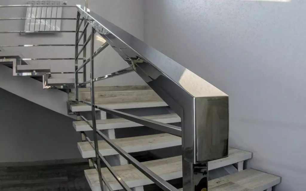 Rozsdamentes acél lépcsőház