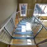 Cechy schodów ze stali nierdzewnej: gatunki i zalety [niezbędne komponenty]