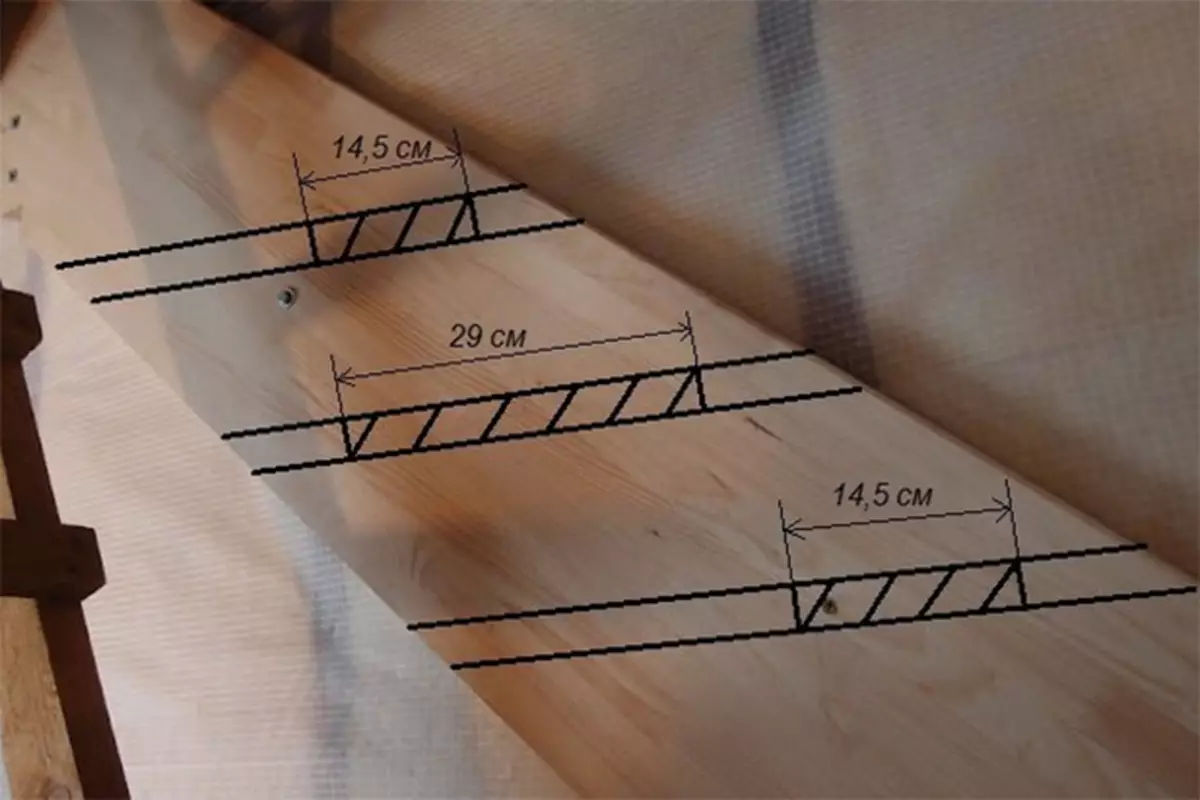 Шаг построить. Лестница на тетиве утиный шаг. Разметка лестничной тетивы. Разметка ступеней лестницы деревянной. Разметка тетивы для лестницы.