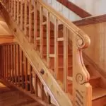 Cales son os balaustres para elixir unha escaleira de madeira: especies, tamaños e razas de madeira populares