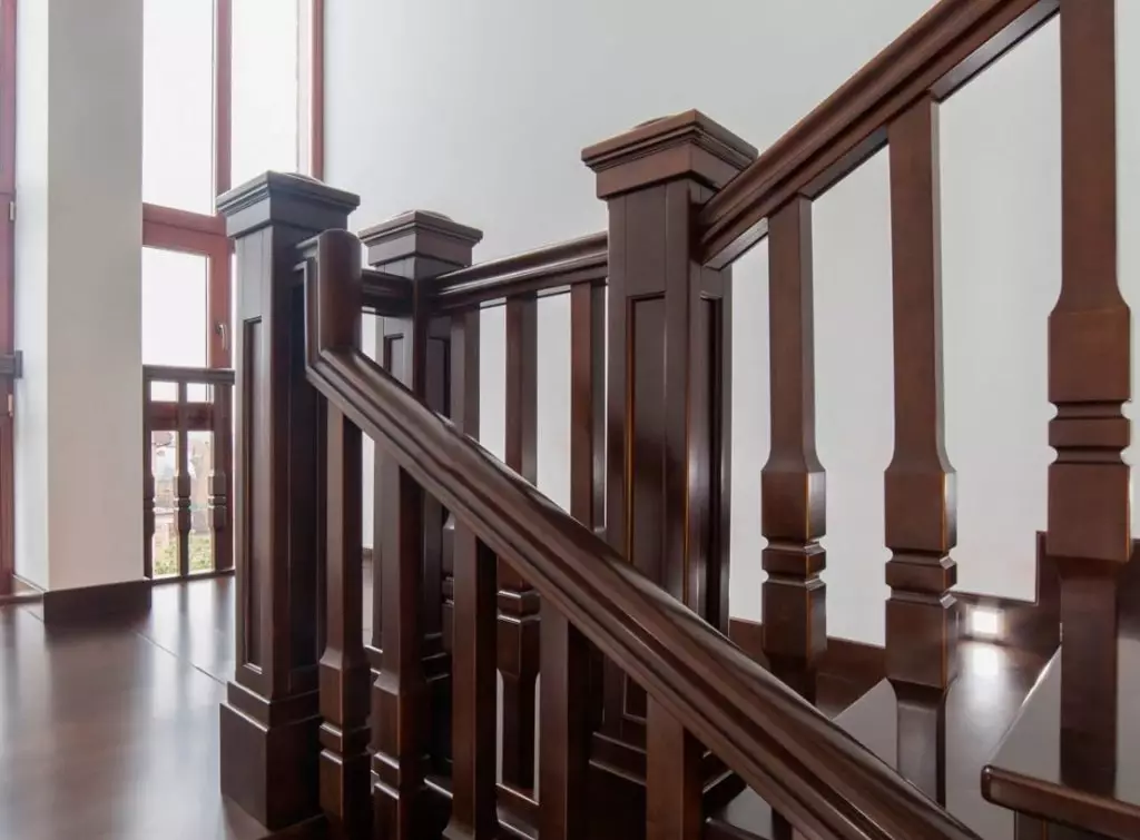 Staircase nrog ntoo balusters hauv classic style