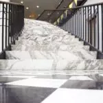 प्राकृतिक और कृत्रिम पत्थर (+52 फोटो) से सीढ़ियों के फायदे और विशेषताएं