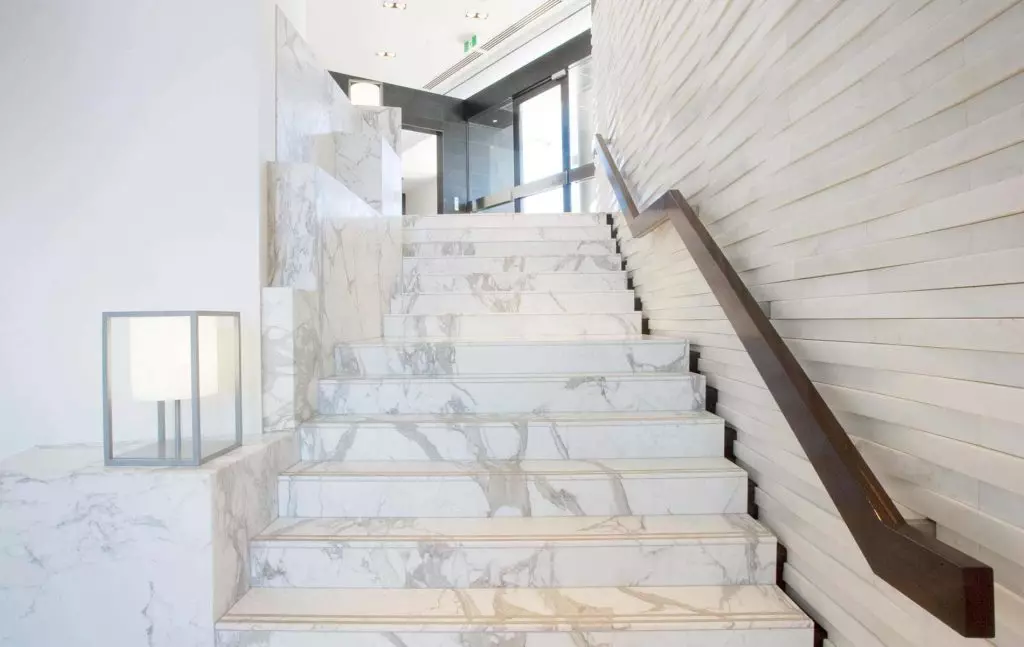 Cầu thang đá cẩm thạch trắng