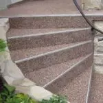 Výhody a rysy schodů z přírodního a umělého kamene (+52 fotografií)
