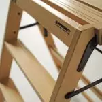 Un taburete con una transformación en las escaleras, una silla universal o dos sujetos en uno