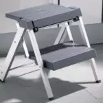 Un taburete con una transformación en las escaleras, una silla universal o dos sujetos en uno