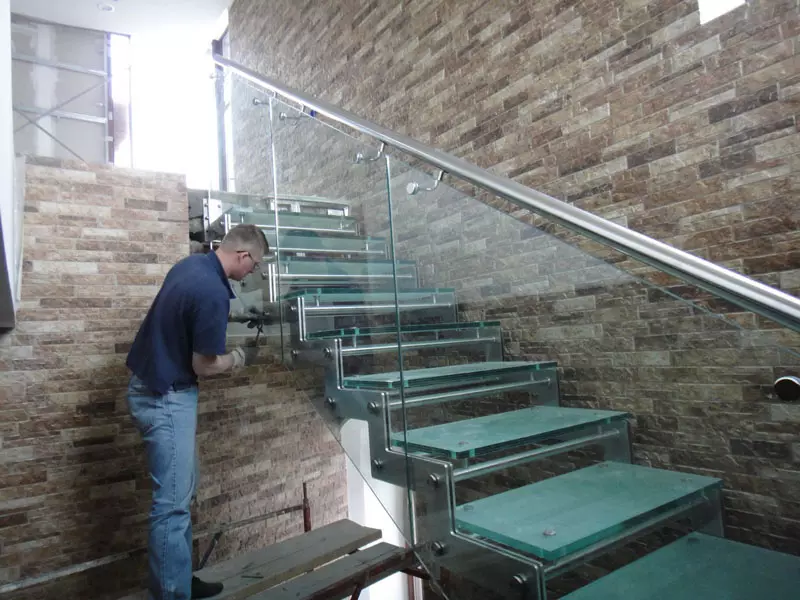 Pros and cons of glass stairs
