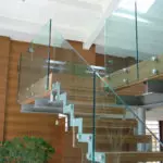 Vantaxes e desvantaxes de escaleiras de vidro [ideas de deseño e opcións de execución]