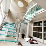 Πλεονεκτήματα και μειονεκτήματα από γυάλινες σκάλες [σχεδιαστικές ιδέες και επιλογές εκτέλεσης]