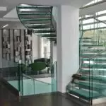 Avantages et inconvénients des escaliers de verre [Idées de conception et options d'exécution]
