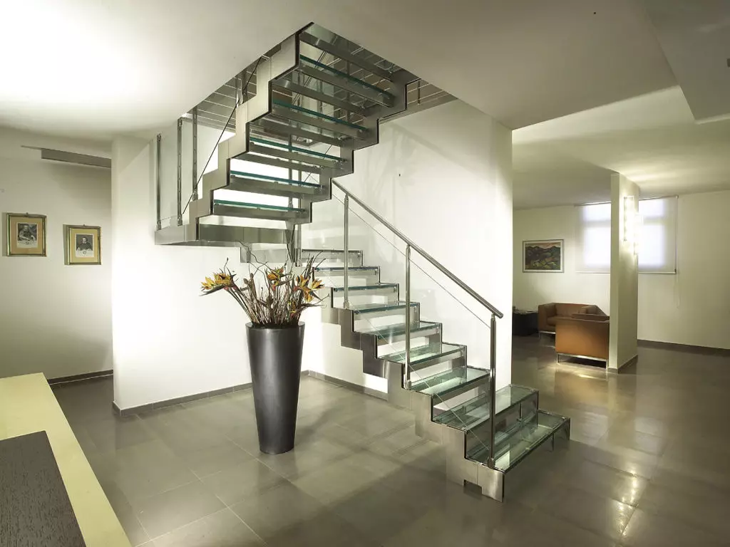 Two-storey glass staircase