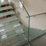 Vantaggi e svantaggi di scale di vetro [idee di progettazione e opzioni di esecuzione]