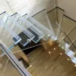 Vantaxes e desvantaxes de escaleiras de vidro [ideas de deseño e opcións de execución]