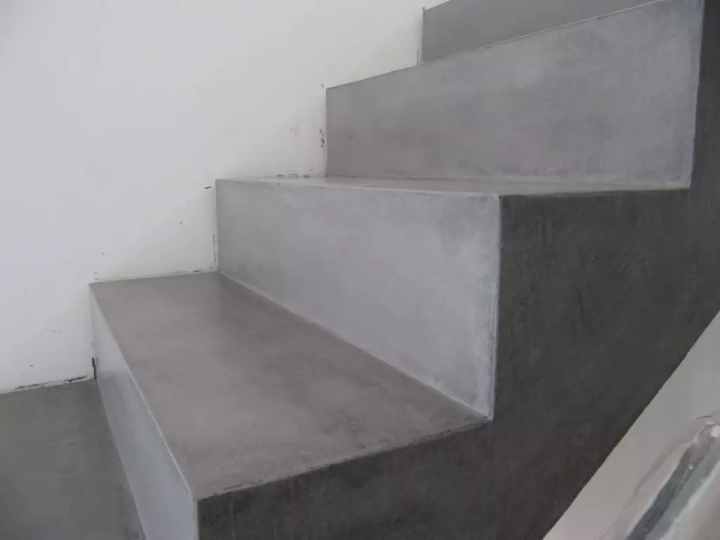 Hur man gör en trappa i källaren: De viktigaste stadierna av tillverkningen på tre exempel