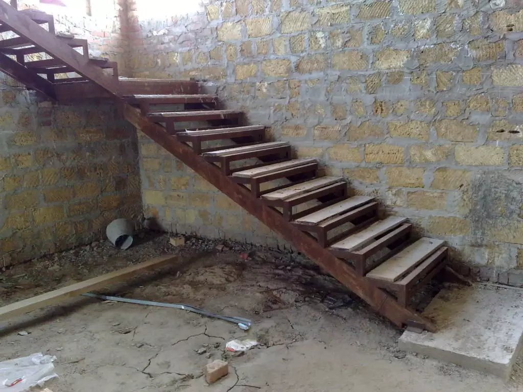 پله های فلزی در زیرزمین با دستان خود