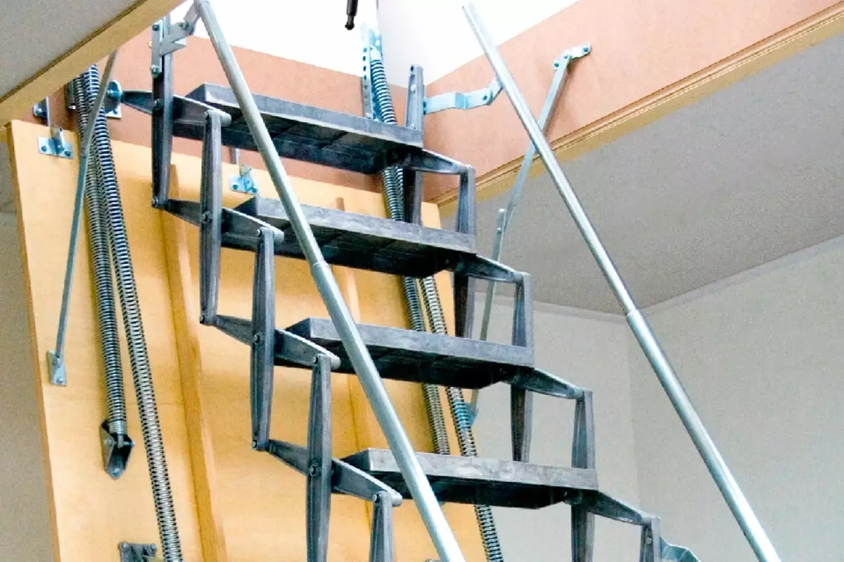 折叠楼梯在地下室用舱口