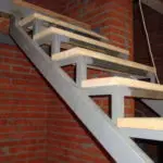 如何在地下室制作楼梯：三个例子制造的主要阶段