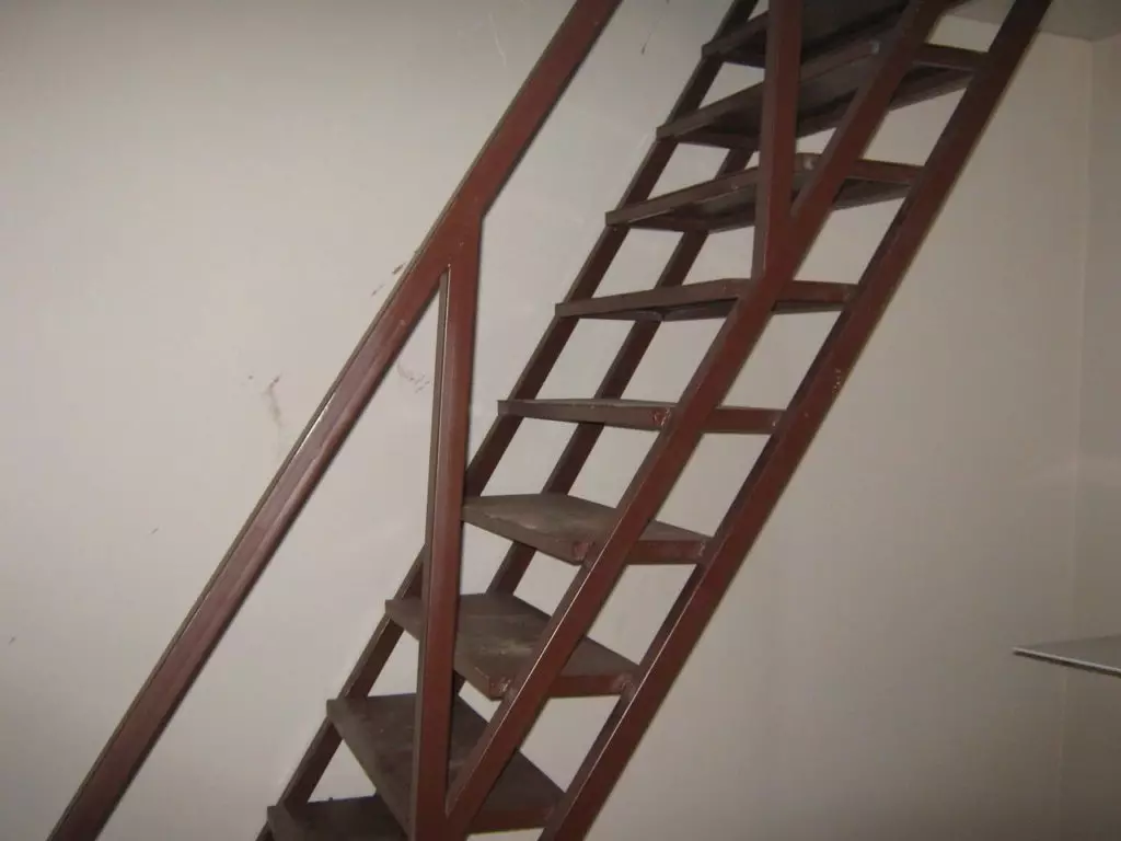 Metalno stubište za podrum