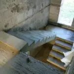 Πώς να κάνετε μια σκάλα στο υπόγειο: τα κύρια στάδια της κατασκευής σε τρία παραδείγματα
