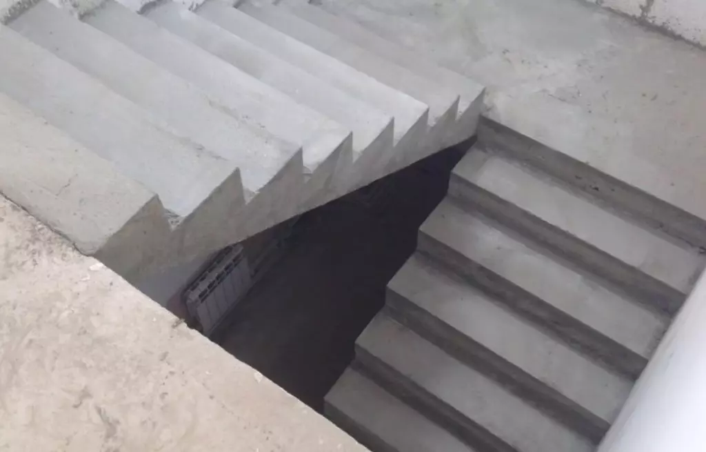 Cầu thang bê tông trong tầng hầm