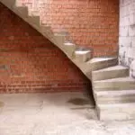 Cómo hacer una escalera en el sótano: las principales etapas de la fabricación en tres ejemplos
