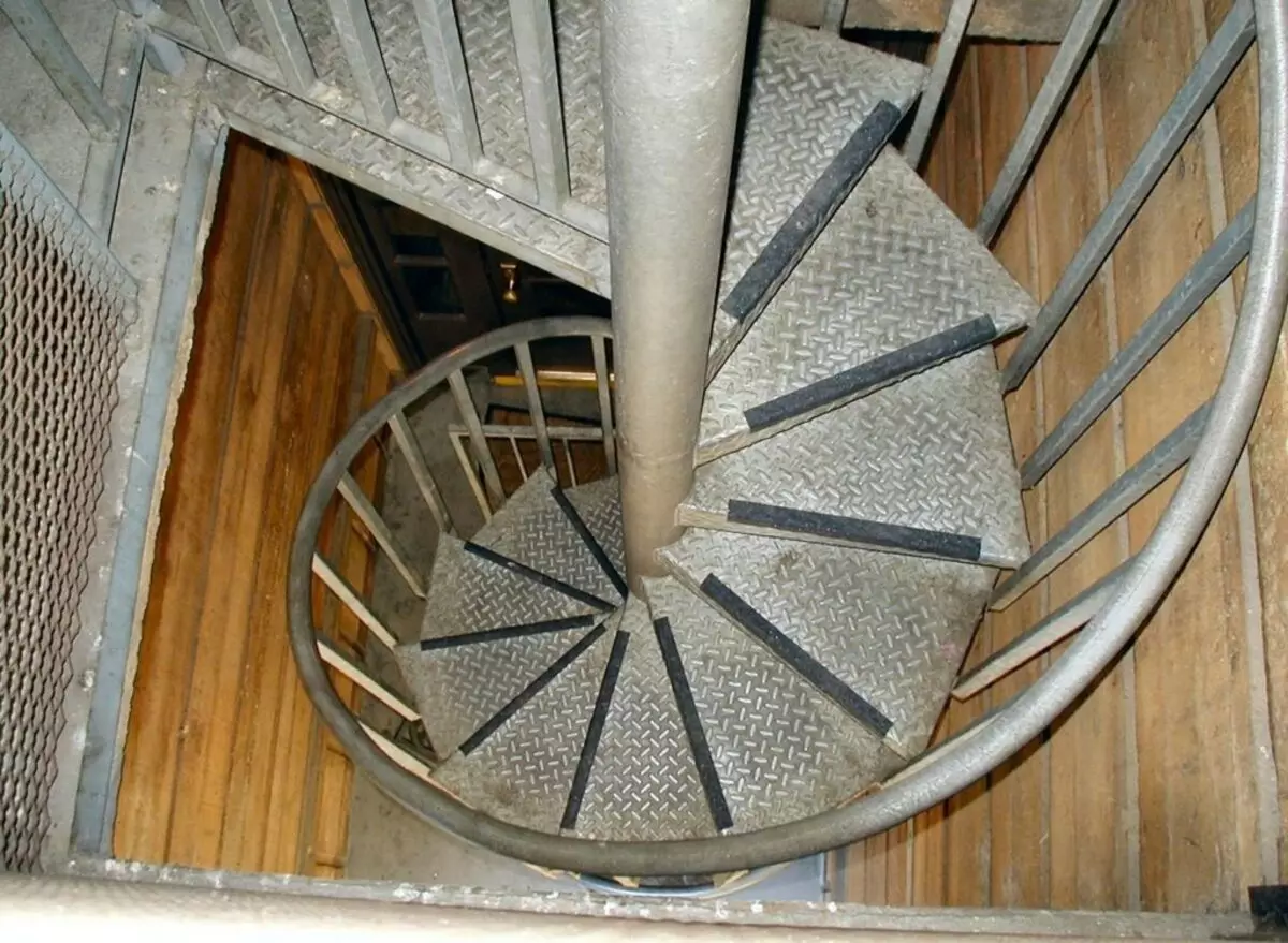 Śruby schody w piwnicy
