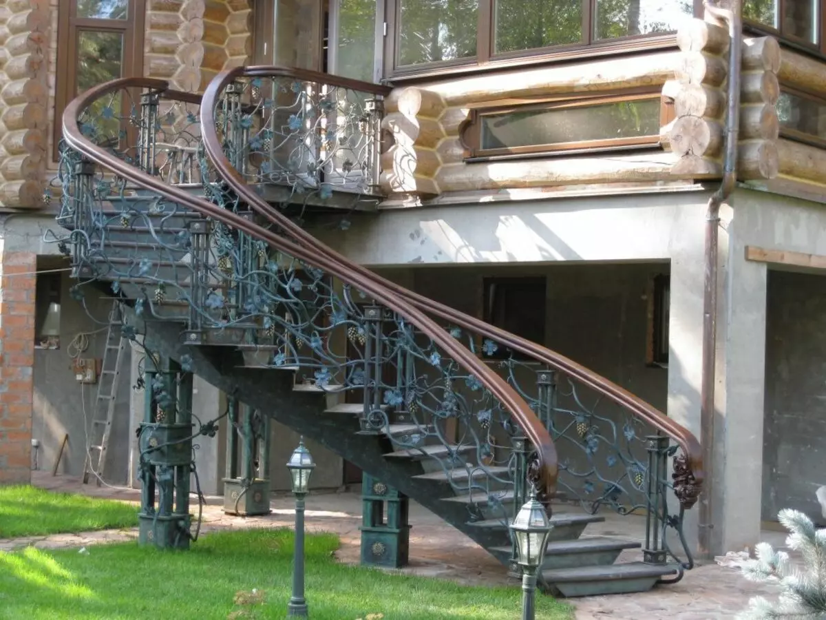 Уличный лестницы на второй этаж дома