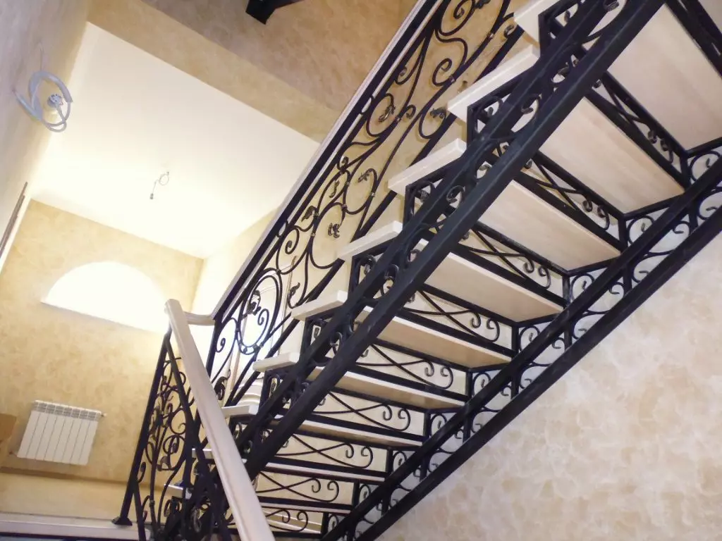 Kované schodiště s dřevěnými schody