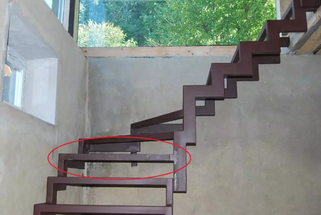 Rám schodov na zlomených tyčí z profilového potrubia