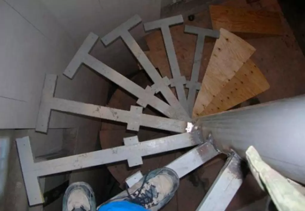 Csavaros lépcsőház a profilcsőből saját kezével