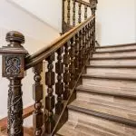 Slik installerer du selvstendig balustere på trappene: Metoder for feste- og installasjonsfunksjoner