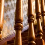 Kako samostojno namestiti balusterje na stopnicah: metode pritrditve in montaže