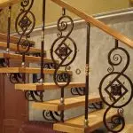 Kuinka itsenäisesti asentaa katkelmia portaissa: Kiinnitys- ja asennusominaisuudet