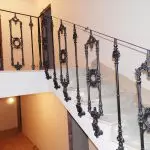Slik installerer du selvstendig balustere på trappene: Metoder for feste- og installasjonsfunksjoner