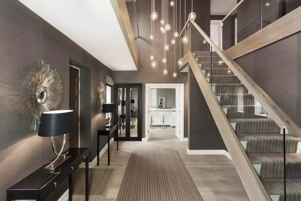 Design de couloir avec un escalier dans un style moderne