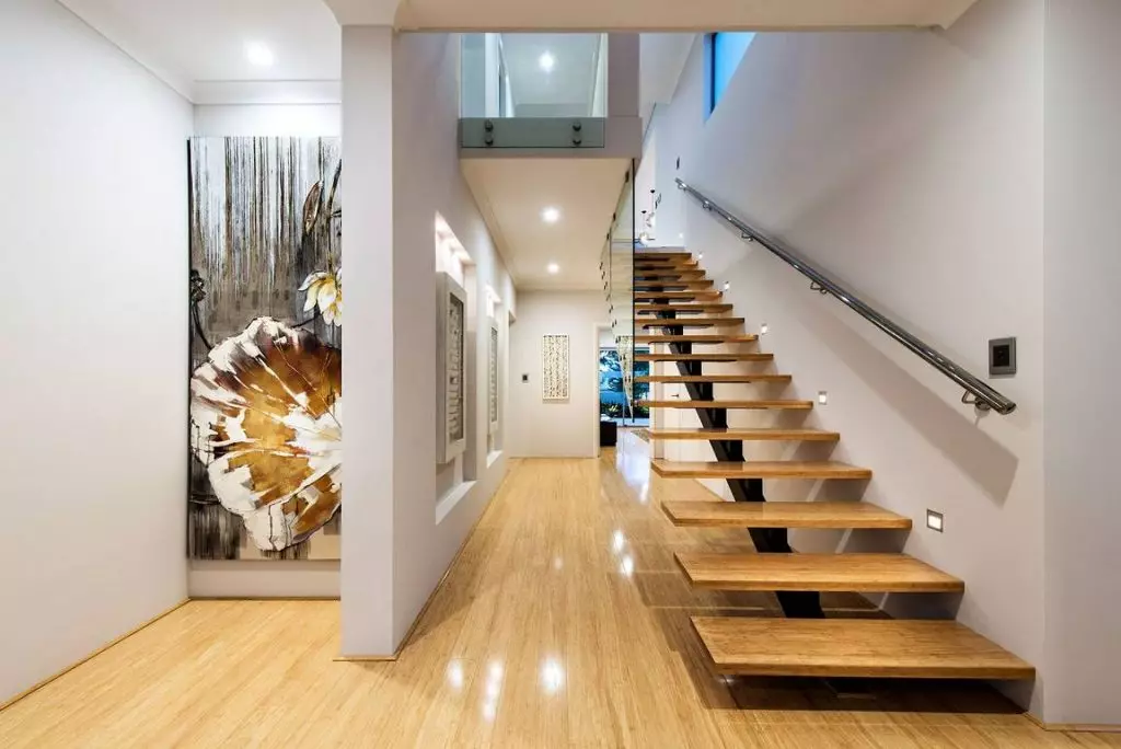 Lang korridor med en trapp