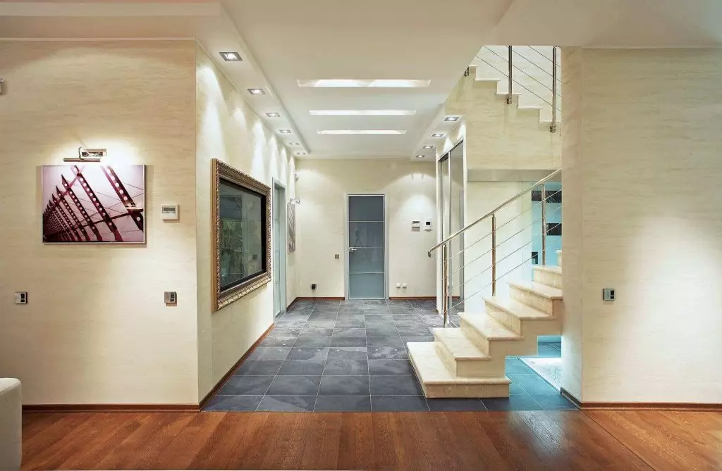 Дизайн довгого коридору зі сходами