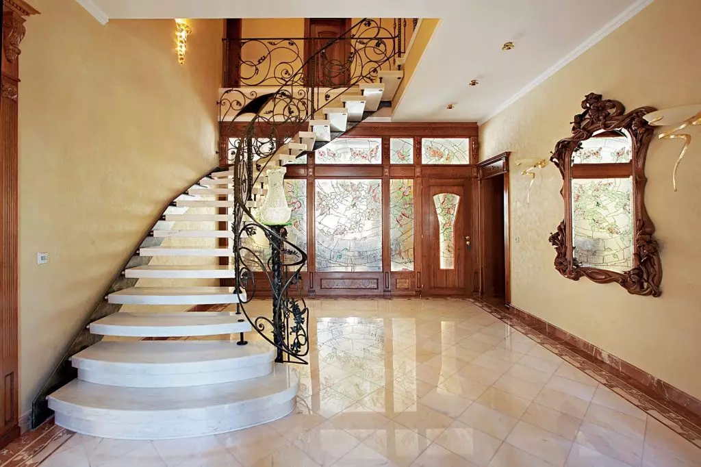 Caractéristiques du design du couloir avec un escalier et des options possibles pour l'arrangement | +70 photo