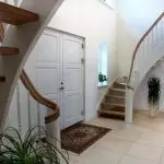 走廊設計的特點，樓梯和可能的安排選項| +70照片