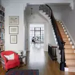 走廊设计的特点，楼梯和可能的安排选项| +70照片