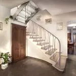 走廊设计的特点，楼梯和可能的安排选项| +70照片